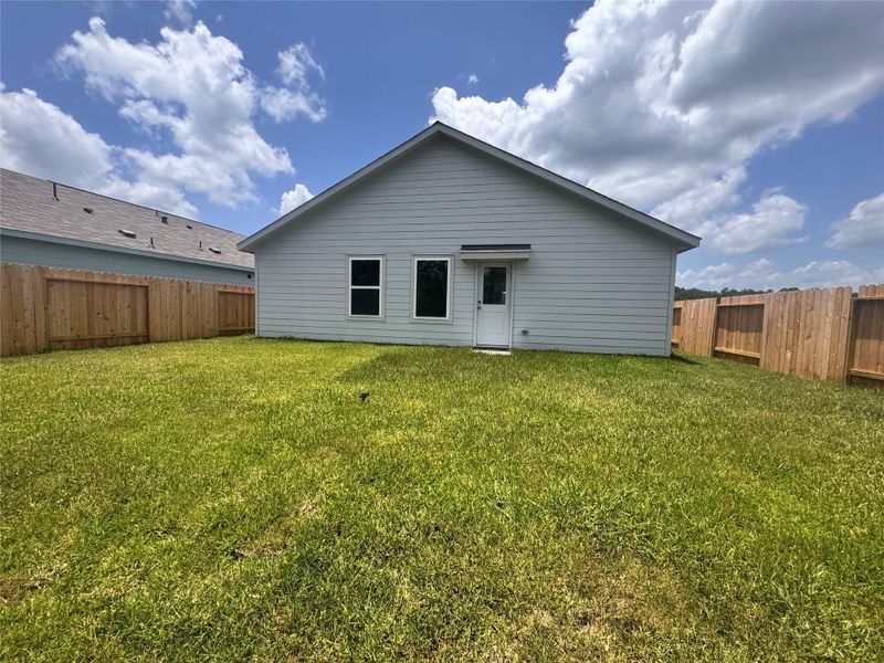 Exterior details and patio area of a home in Pinewood Trails, Cleveland (Image 4).
