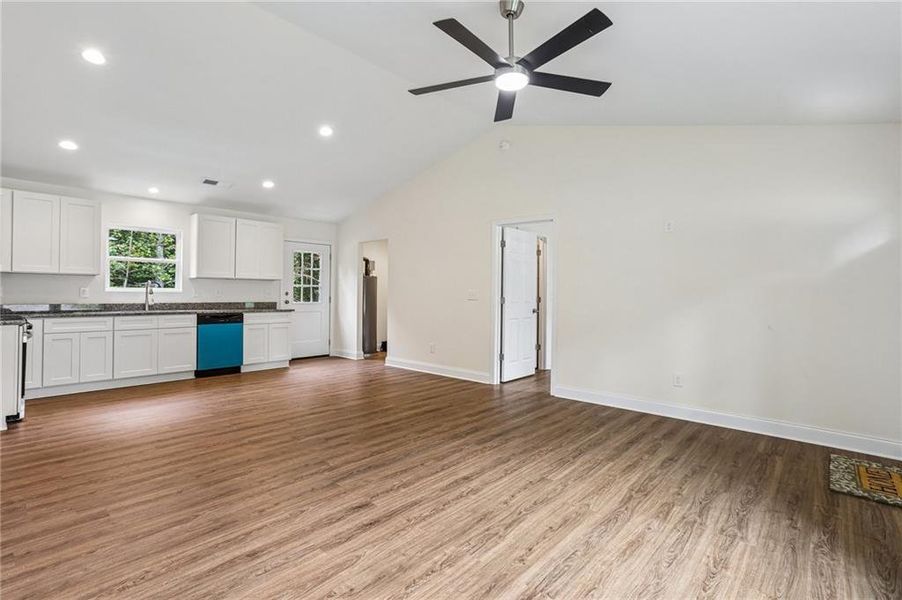 Spacious, unfurnished interior of a new home in , Jasper (Image 16).