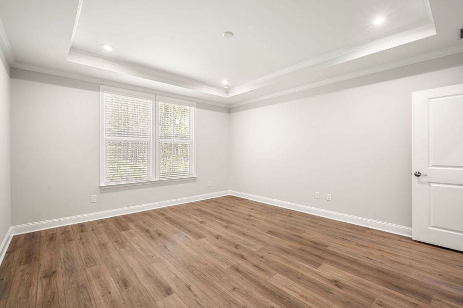 Spacious, unfurnished interior of a new home in Waterways, Richmond Hill (Image 26).