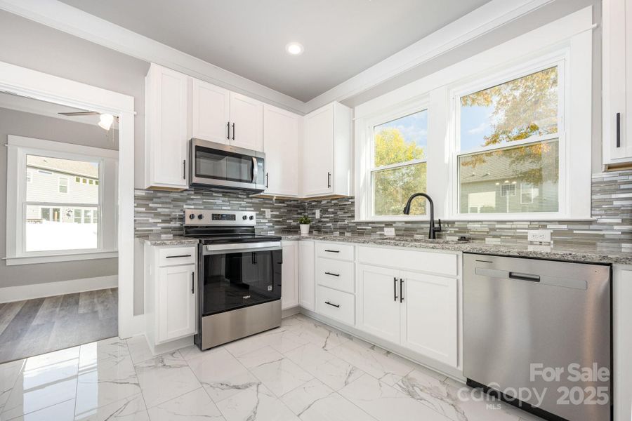 Flex room off kitchen