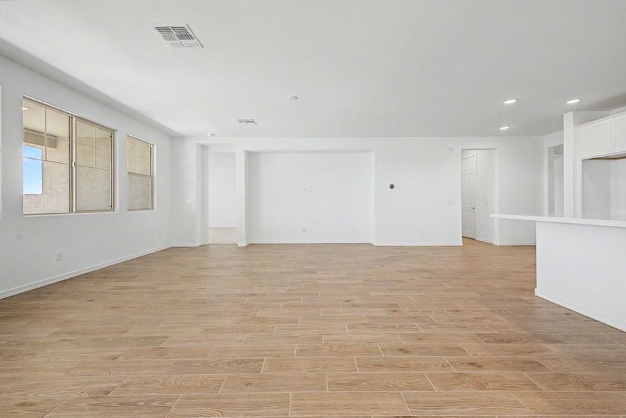 Spacious, unfurnished interior of a new home in Las Ventanas, Goodyear (Image 9).
