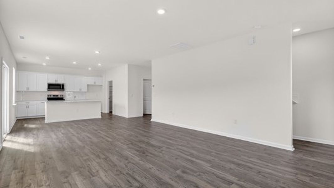 Spacious, unfurnished interior of a new home in Shahbain Reserve, Raeford (Image 17).