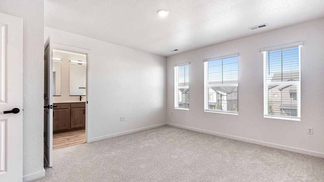 Spacious, unfurnished interior of a new home in Horizon Uptown, Aurora (Image 22).