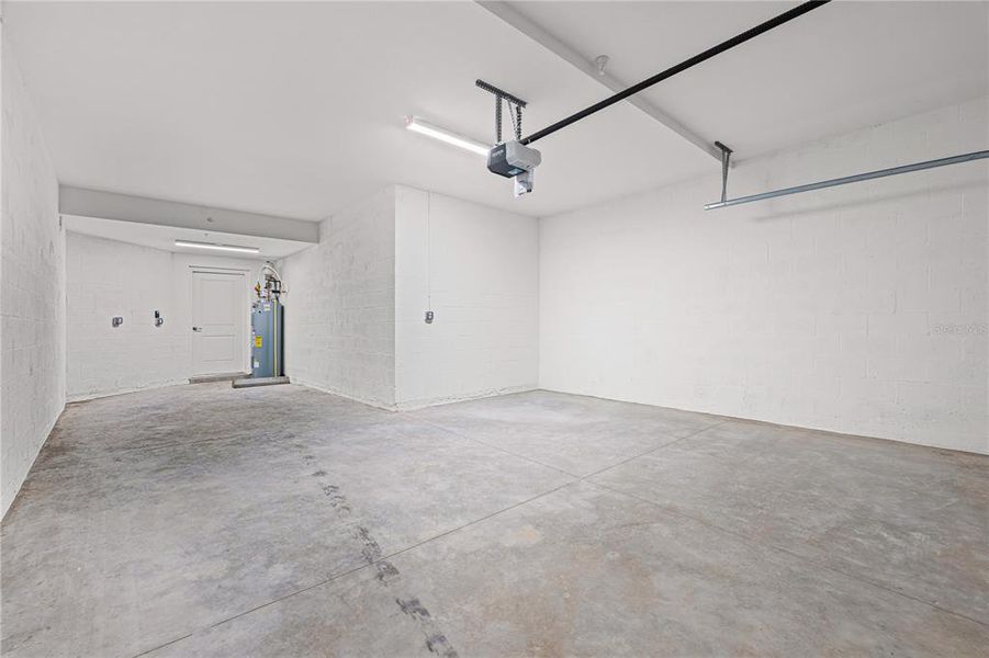 Spacious, unfurnished interior of a new home in Legends Cove, Bradenton (Image 24).