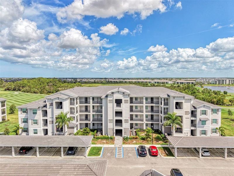 Condo located in Venice, FL showcasing its design and architecture (Image 5).