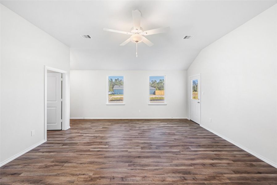 Spacious, unfurnished interior of a new home in Hill & Dale Ranch, Splendora (Image 17).