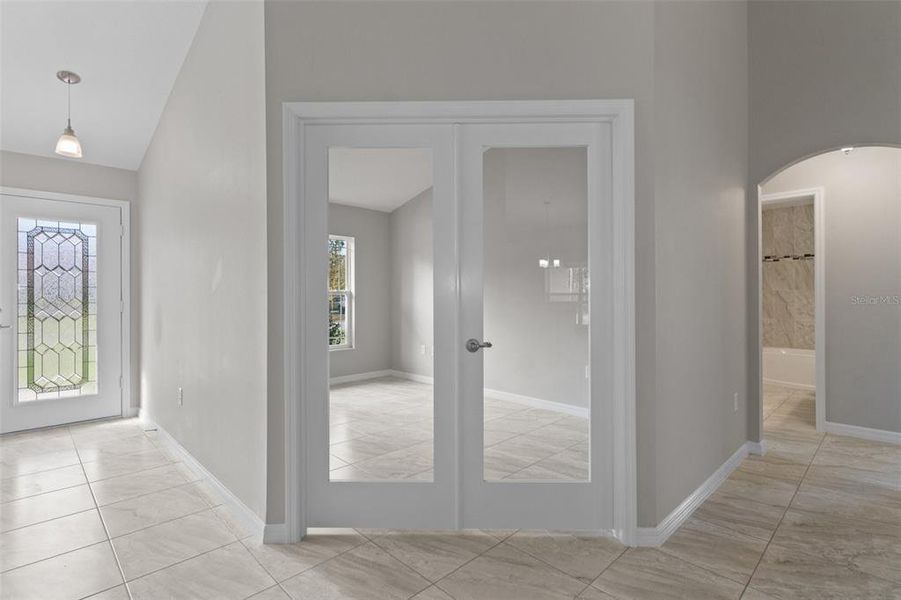 Spacious, unfurnished interior of a new home in , Homosassa (Image 17).