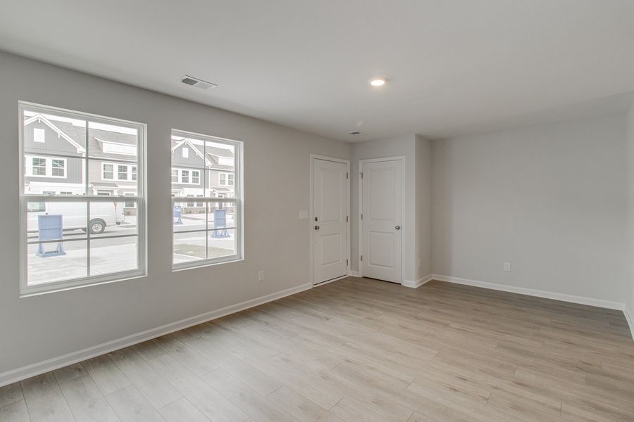 Spacious, unfurnished interior of a new home in Astoria, Columbia (Image 14).