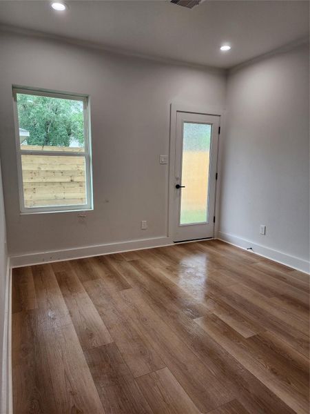 A FULL BEDROOM DOWNSTAIRS WITH COVERED PATIO GIVES HAS ALSO AN INDEPENDENT ENTRACE. THIS IS A SPECIAL FEATURE IF YOU PALN FOR A RENTAL OPORTUNITY
