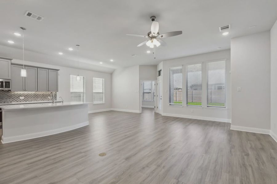 Spacious, unfurnished interior of a new home in Summer Crest, Fort Worth (Image 10).