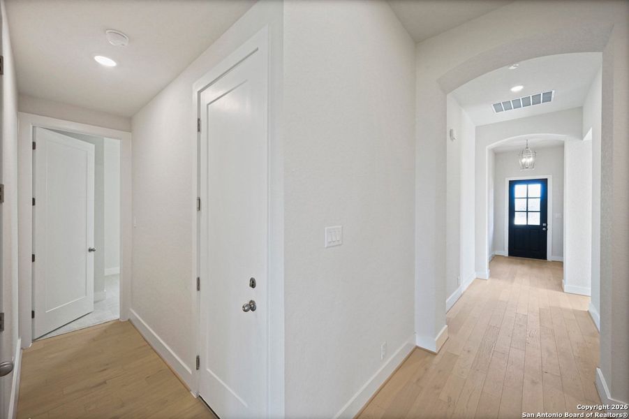 Spacious, unfurnished interior of a new home in Davis Ranch, San Antonio (Image 19).
