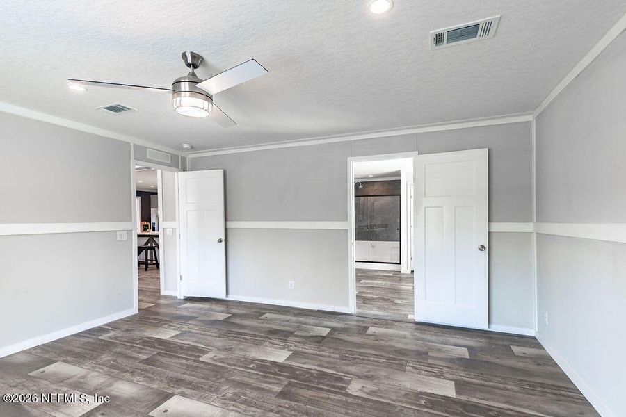 Spacious, unfurnished interior of a new home in , Florahome (Image 21).