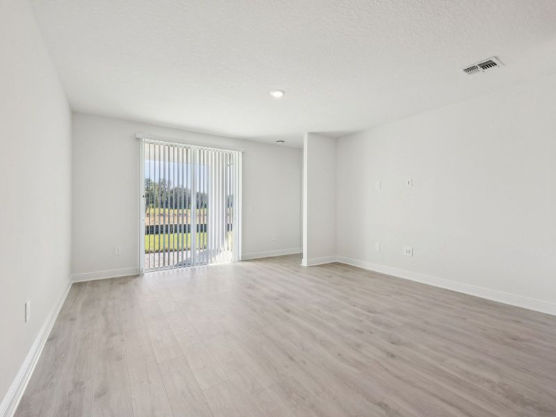 Spacious, unfurnished interior of a new home in Villamar - Classic Series, Winter Haven (Image 9).