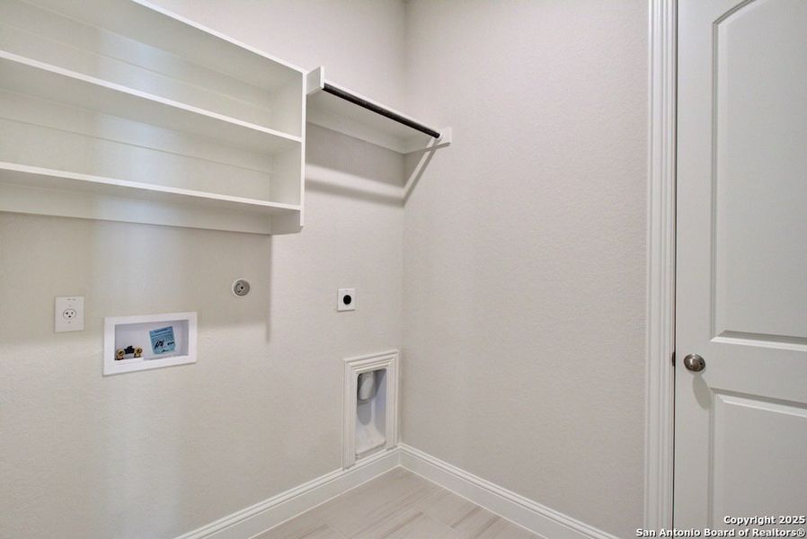 Spacious, unfurnished interior of a new home in Veramendi, New Braunfels (Image 21).