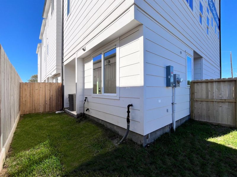 Exterior details and patio area of a home in Yale Terrace, Houston (Image 3).