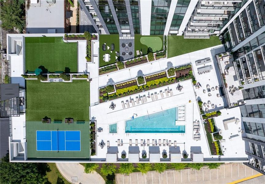 Condo located in Atlanta, GA showcasing its design and architecture (Image 4).