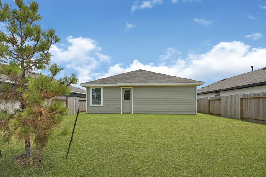 Exterior details and patio area of a home in Presswoods, Splendora (Image 20).