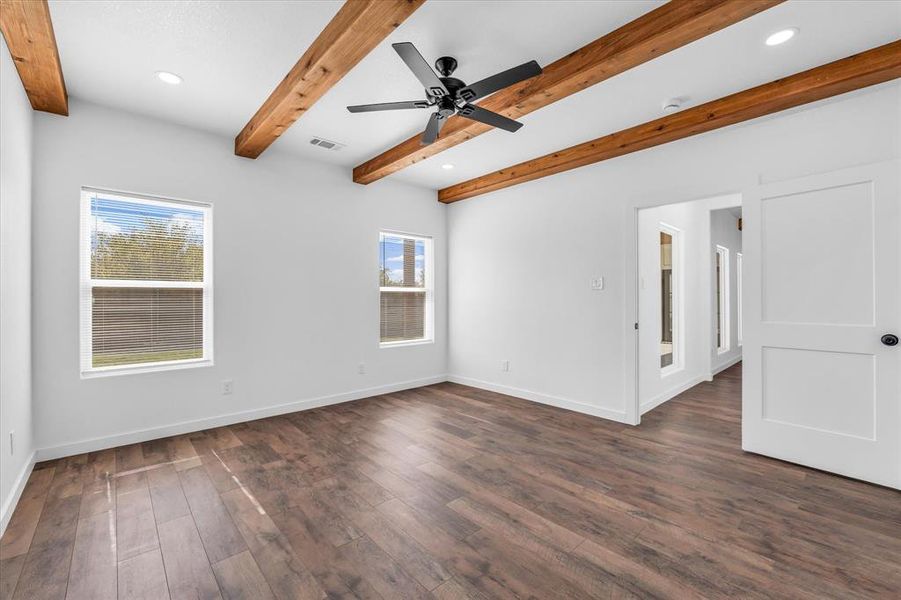 Spacious, unfurnished interior of a new home in , Hewitt (Image 19).