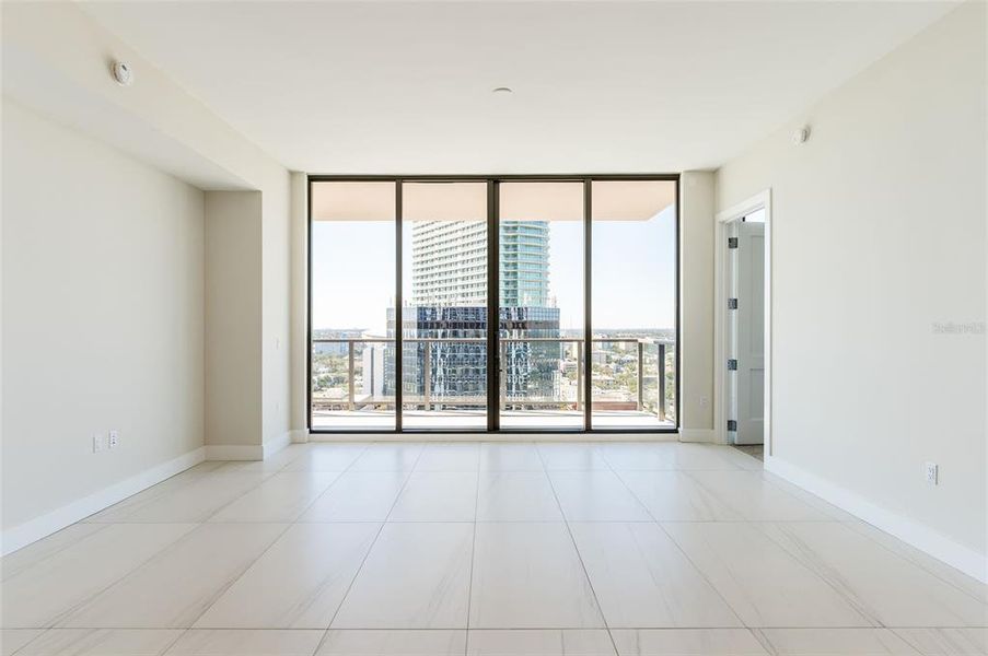 Spacious, unfurnished interior of a new home in , St. Petersburg (Image 20).