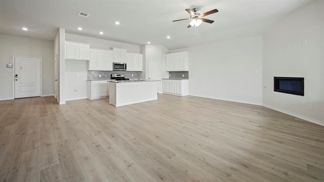 Spacious, unfurnished interior of a new home in Silverado, Aubrey (Image 33).