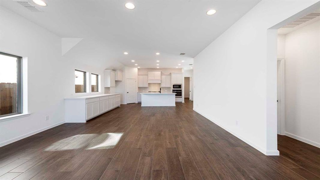 Spacious, unfurnished interior of a new home in Avondale, Fate (Image 17).