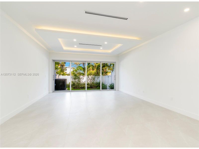 Spacious, unfurnished interior of a new home in , Fort Lauderdale (Image 13).