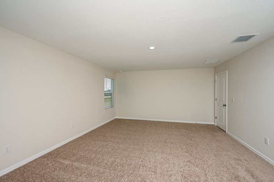 Spacious, unfurnished interior of a new home in Pasadena Ridge, Dade City (Image 16).