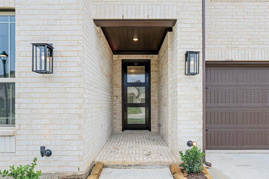 Exterior details and patio area of a home in Hampton Park, Glenn Heights (Image 4).