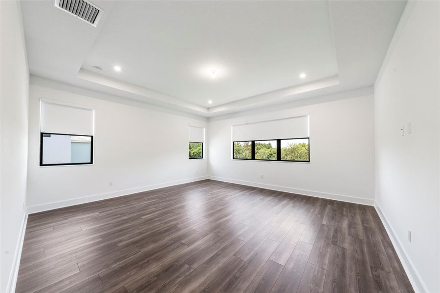 Spacious, unfurnished interior of a new home in , Pembroke Pines (Image 13).