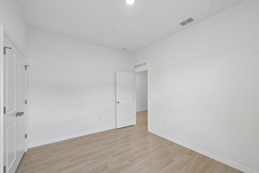 Spacious, unfurnished interior of a new home in Port Charlotte, Port Charlotte (Image 44).
