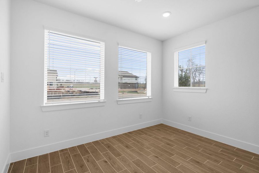 Spacious, unfurnished interior of a new home in Sienna, Missouri City (Image 26).