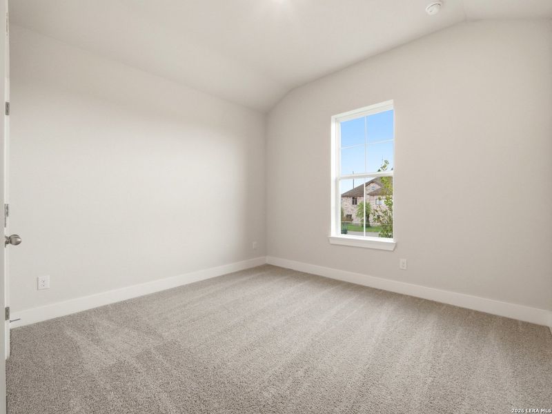 Spacious, unfurnished interior of a new home in Westridge, San Antonio (Image 10).
