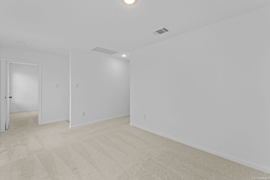 Spacious, unfurnished interior of a new home in Guadalupe Ridge, New Braunfels (Image 19).