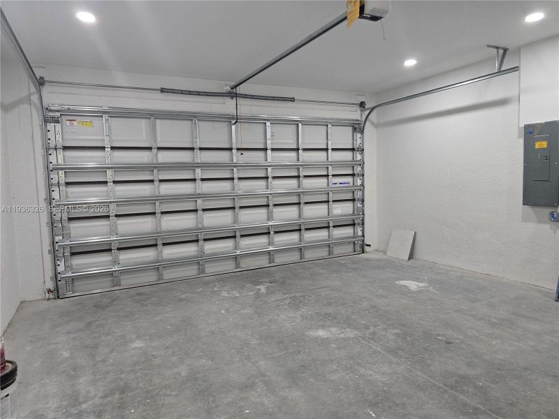 Spacious, unfurnished interior of a new home in , Lehigh Acres (Image 20).