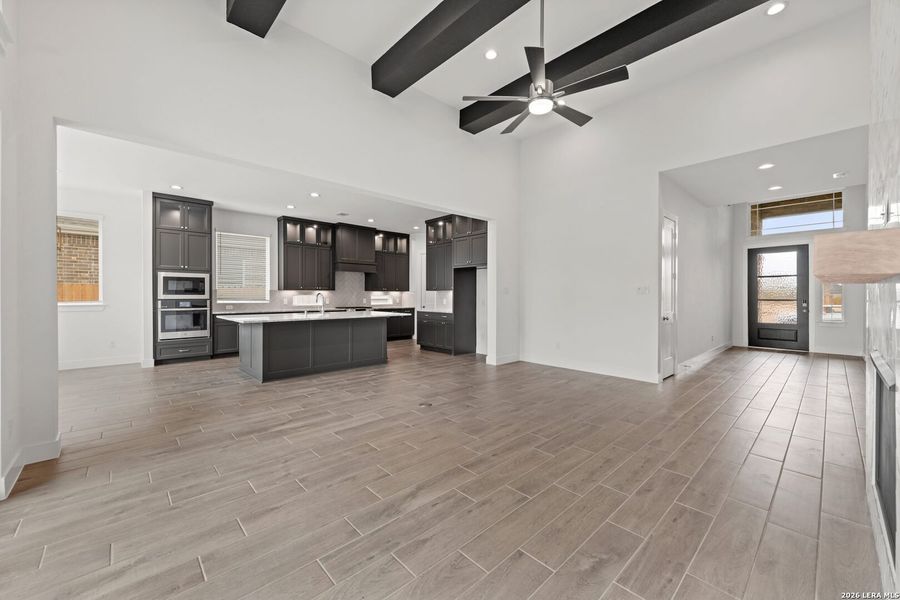 Spacious, unfurnished interior of a new home in Village at Three Oaks, Seguin (Image 11).
