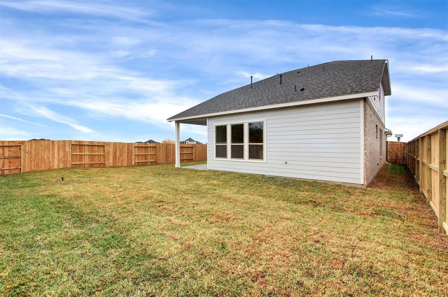 Exterior details and patio area of a home in River Ranch 55', Mont Belvieu (Image 35).