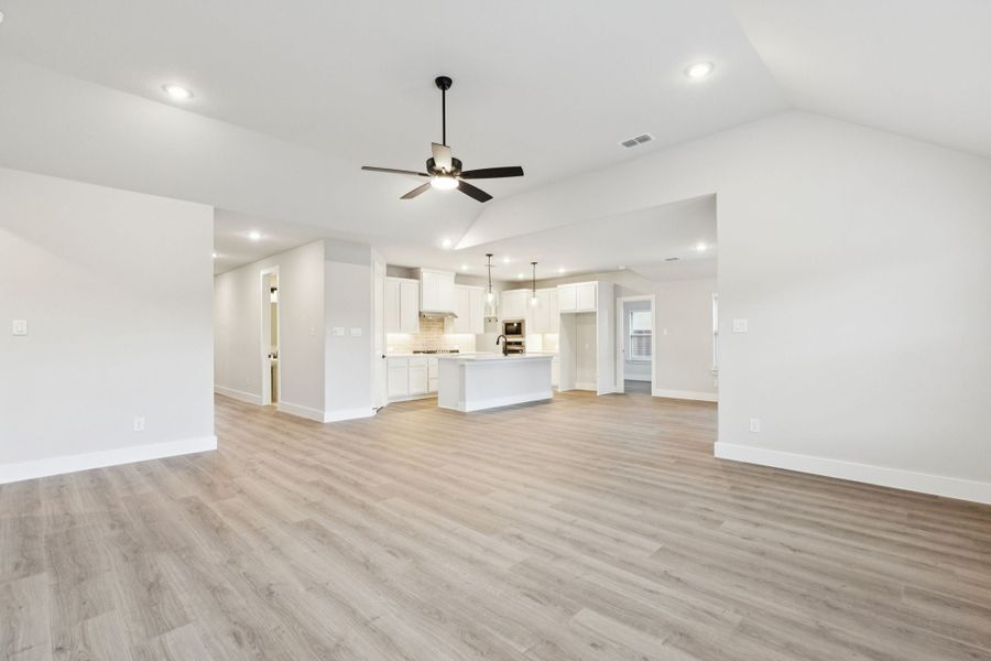 Spacious, unfurnished interior of a new home in Dove Hollow, Waxahachie (Image 15). Spacious, unfurnished interior of a new home in Dove Hollow, Waxahachie (Image 15).