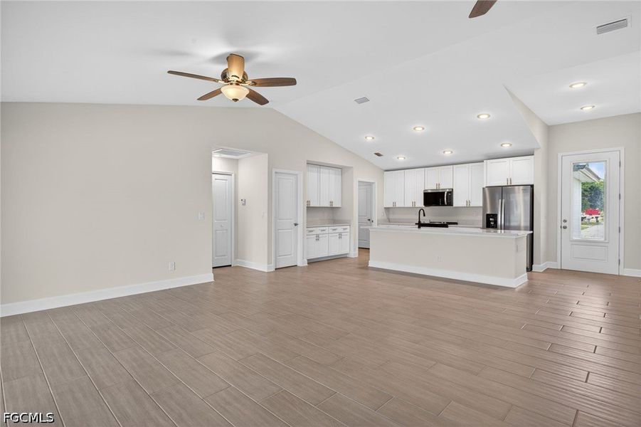 Spacious, unfurnished interior of a new home in Cape Coral, Cape Coral (Image 29).