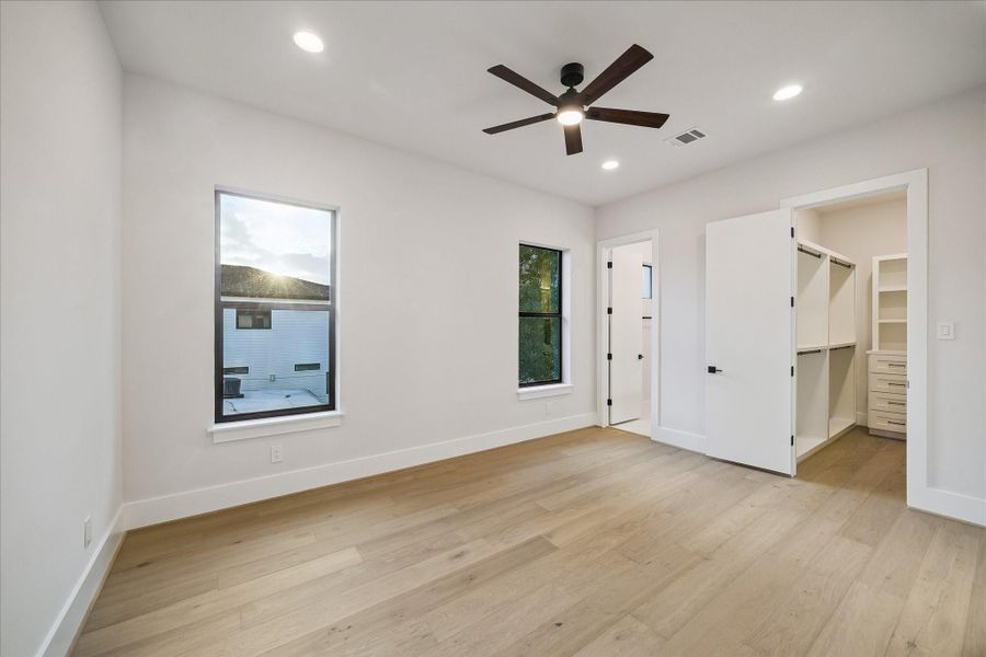 Spacious, unfurnished interior of a new home in , Bellaire (Image 34).