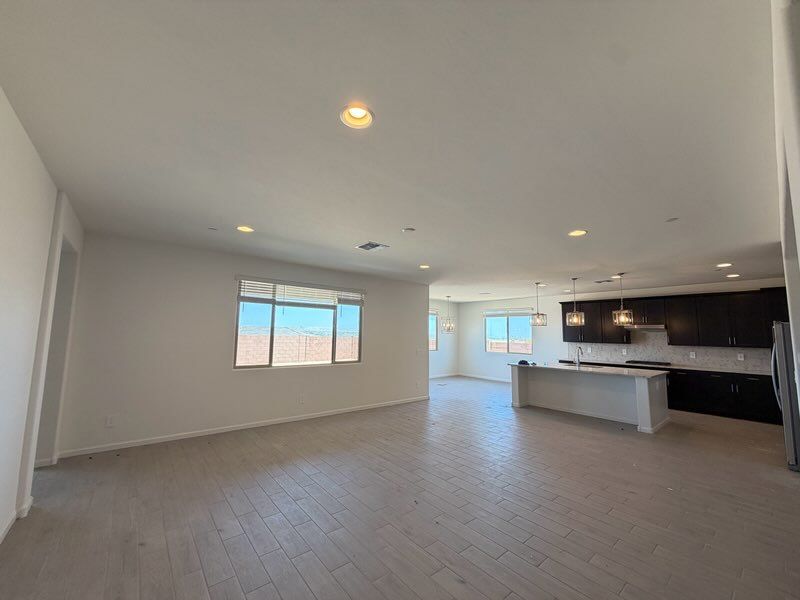 Spacious, unfurnished interior of a new home in Arbor at Madera Highlands II, Sahuarita (Image 7).