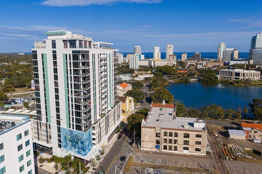 Condo located in St. Petersburg, FL showcasing its design and architecture (Image 23).