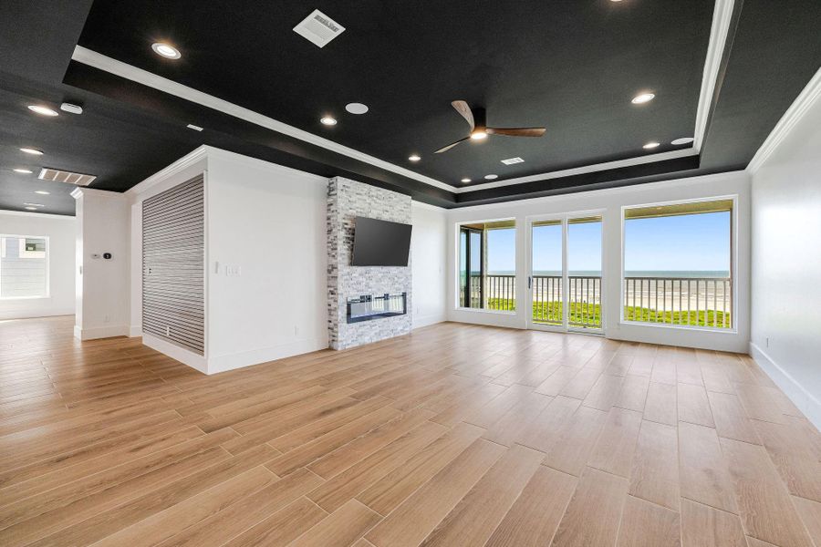 Spacious, unfurnished interior of a new home in , Galveston (Image 23).