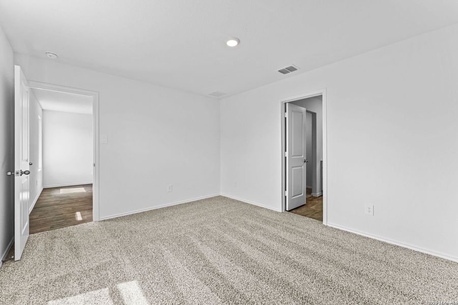 Spacious, unfurnished interior of a new home in Avenida, Converse (Image 10).