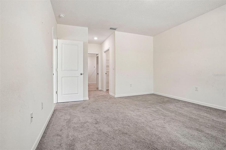Spacious, unfurnished interior of a new home in Lake Diamond, Ocala (Image 37).