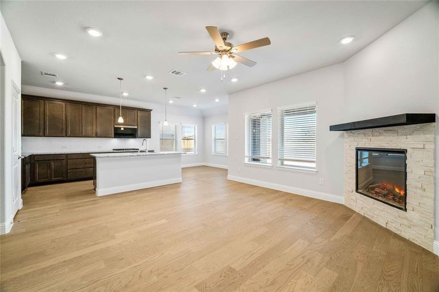 Spacious, unfurnished interior of a new home in Valencia on the Lake, Little Elm (Image 6).