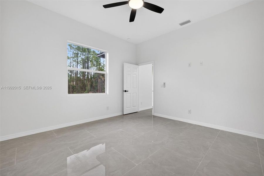 Spacious, unfurnished interior of a new home in , Lehigh Acres (Image 12).