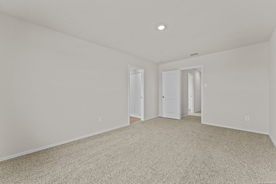 Spacious, unfurnished interior of a new home in Bollinger, Maxwell (Image 9).