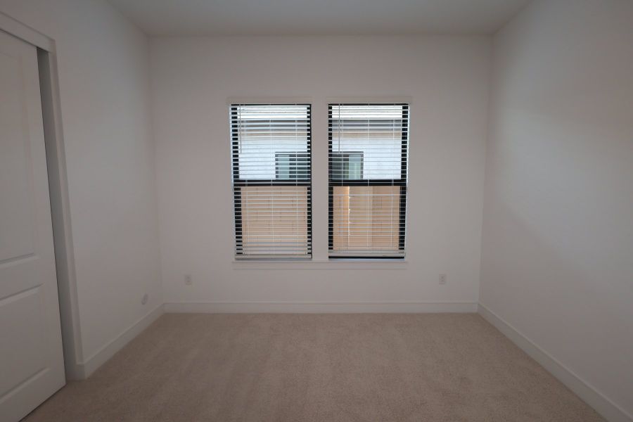 Spacious, unfurnished interior of a new home in Edgewood, San Tan Valley (Image 18).