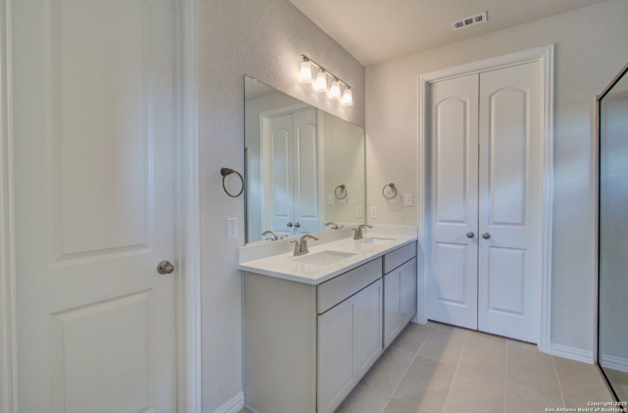 Furnished interior view inside a new home in Sunflower Ridge, New Braunfels (Image 7).