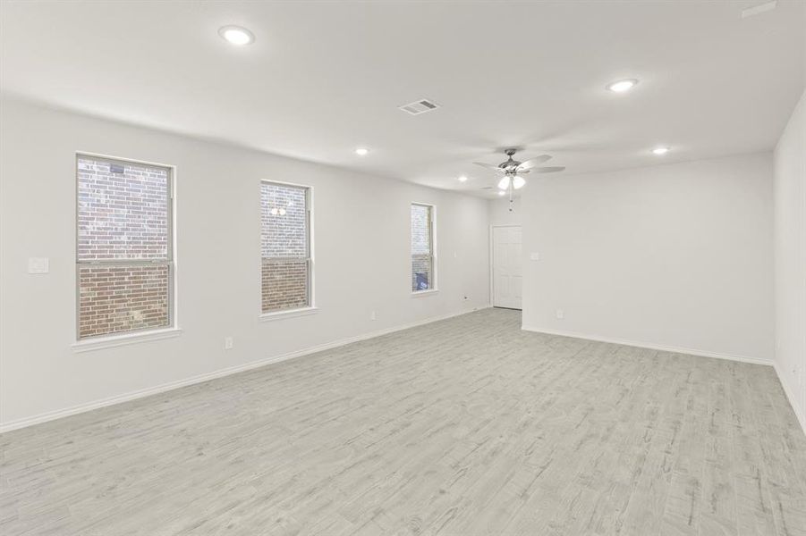 11. 3311 Dahlia - Dining